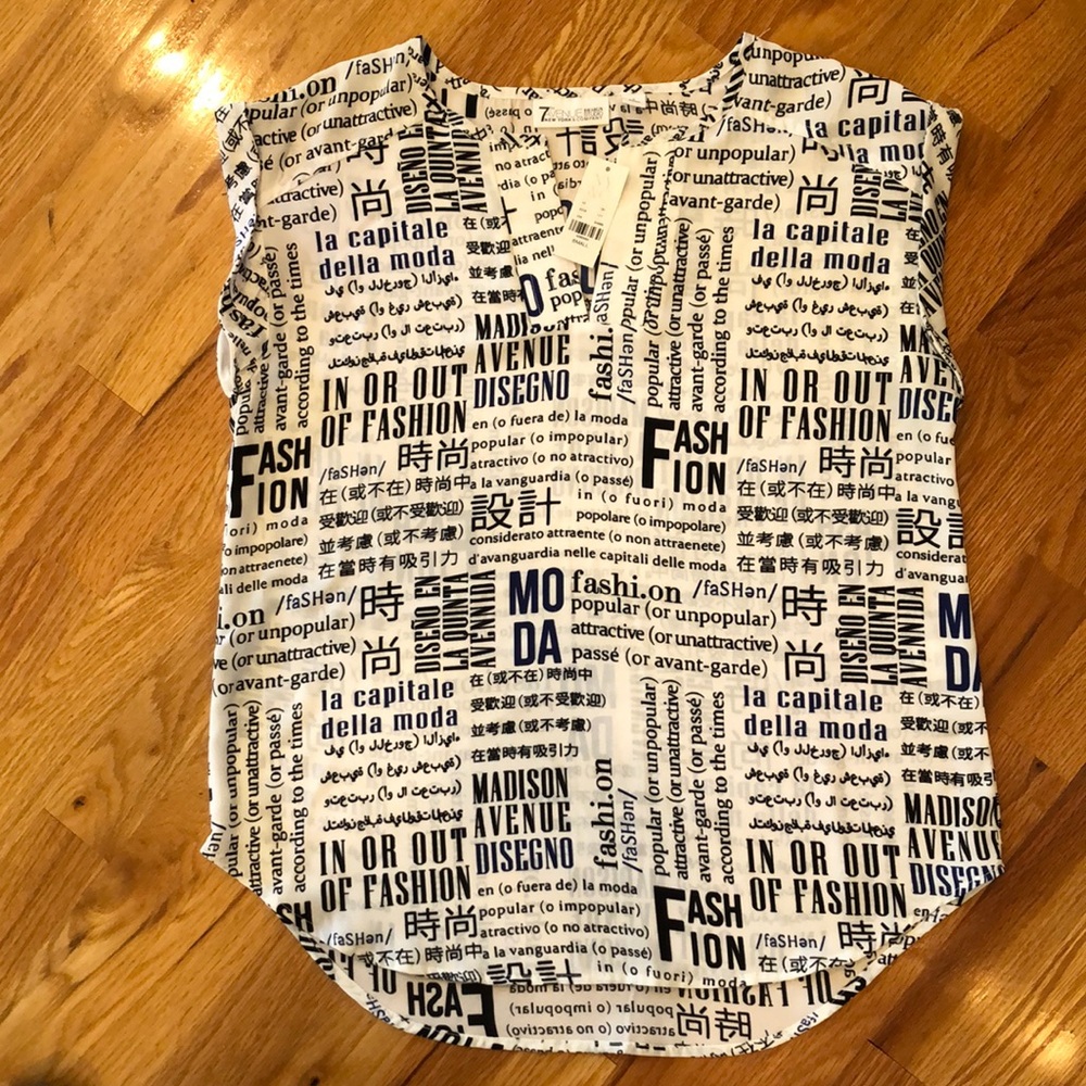 7th Avenue New York & Company Newspaper sleeveless blouse size small